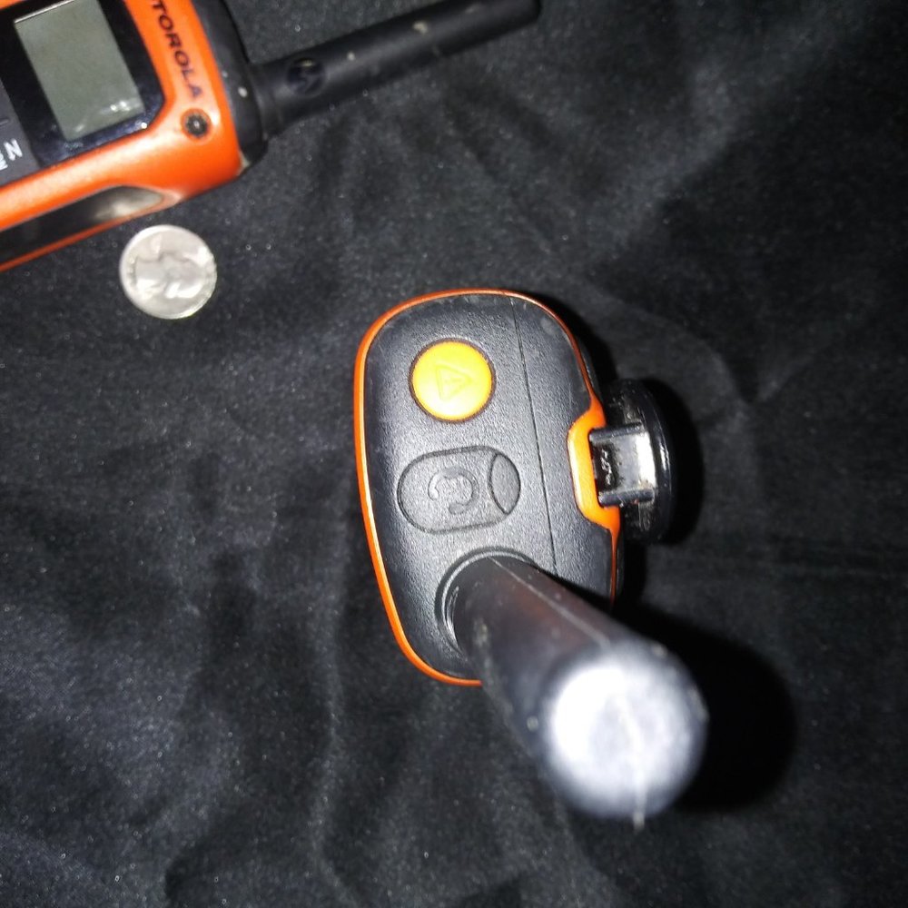 2 walkie talkies